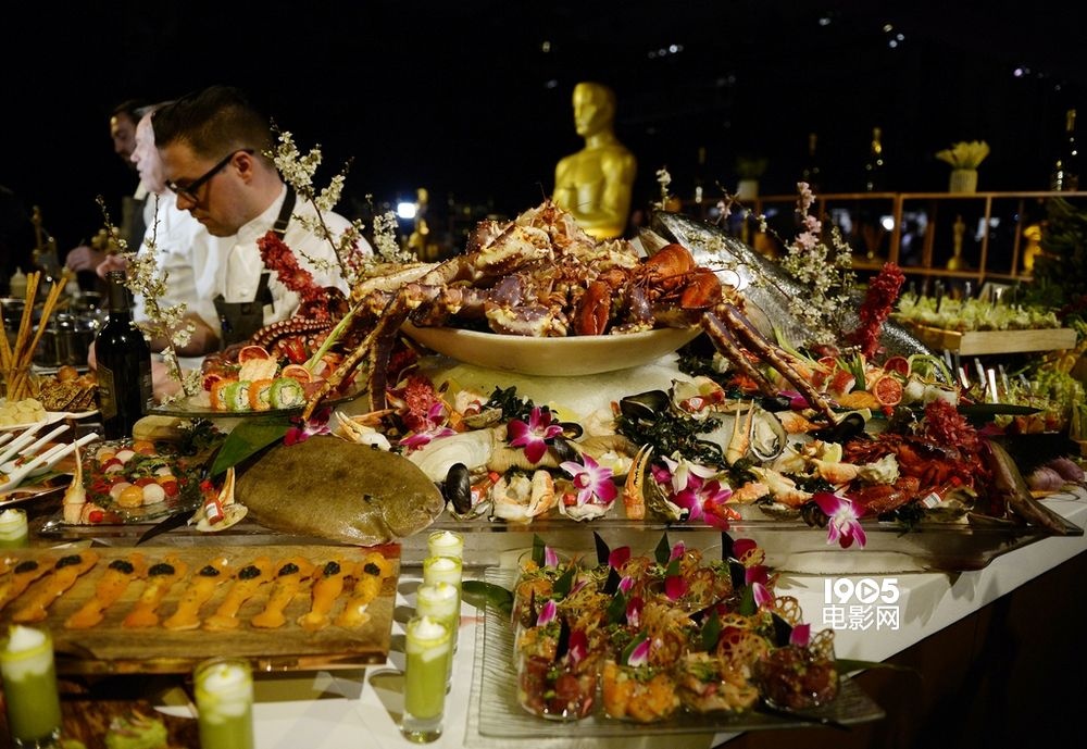 奥斯卡晚宴流光溢彩 三文鱼小金人精致