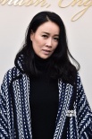 那英亮相时装周披风霸气 韩孝珠着风衣露美腿