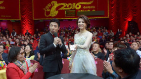 央视元宵晚会董卿献魔术首秀 撒贝宁当“托儿”