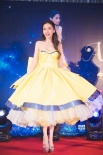 Angelababy与粉丝庆27岁生日 黄晓明送慈善大礼