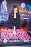 Angelababy与粉丝庆27岁生日 黄晓明送慈善大礼