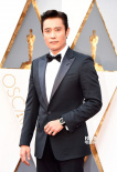 韓國演員李秉憲亮相奧斯卡紅毯 西裝革履顯帥氣