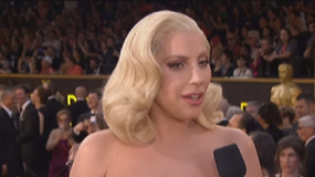 LadyGaga白色抹胸長裙亮相紅毯 淡妝清純可人