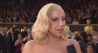 LadyGaga白色抹胸長裙亮相紅毯 淡妝清純可人