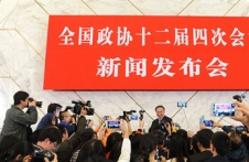 全国两会举行新闻发布会 成龙张国立将建言献策