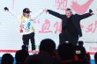 張雨綺“調(diào)戲”周星馳 李晨、黃致列“公主抱”