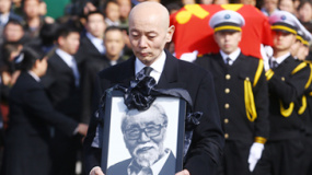 葛存壮告别式举行 葛优怀抱父亲遗像神情悲痛
