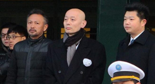 葛存壮追调会举行 葛优捧父亲遗像神情肃穆