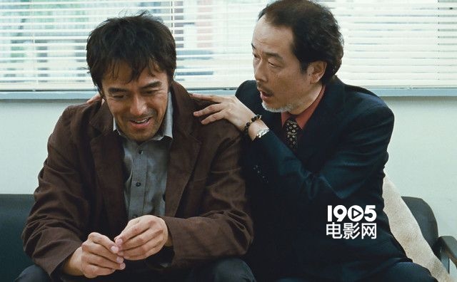 是枝裕和导演最新作《比海更深》再曝剧照,主演阿部宽,真木阳子,吉泽