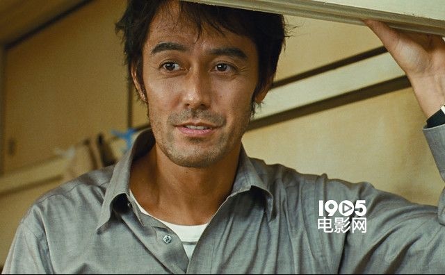 是枝裕和导演最新作《比海更深》再曝剧照,主演阿部宽,真木阳子,吉泽