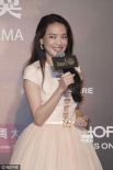 舒淇白色禮裙亮相紅毯 小露酥胸笑容清純可人