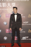 李秉宪西装革履亮相红毯 对镜头微笑挥手致意