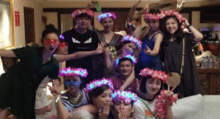 戴花環(huán)鬧洞房 袁弘發(fā)“隆詩”婚禮ending pose