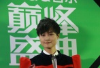 QQ音乐盛典众星云集 李宇春被颁最佳男歌手不悦