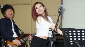 徐怀钰积极复出 变身性感女神和乐队近身热舞