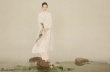 刘嘉玲古典风格写真风韵十足 拖尾长裙露美背