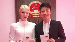 撒贝宁与外籍女友领证 两人手持结婚证合照曝光