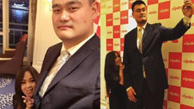 姚明合影张惠妹造最萌身高差 巨人成超长自拍杆