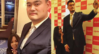 姚明合影張惠妹造最萌身高差 巨人成超長自拍桿
