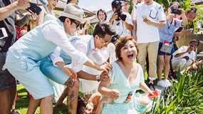 柳巖穿抹胸裙任婚禮伴娘 伴郎團(tuán)欲扔其下水遭批