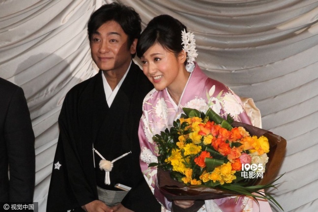 东京,当地时间3月31日,藤原纪香和日本男星片冈爱之助举办记者会宣布