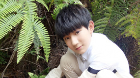 TFBOYS王源晒清明踏青照 自称“小源去巡山”