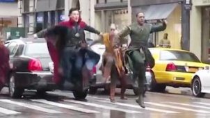 《奇异博士》拍摄直击 纽约街头卷福雨中上演特技