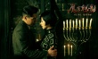 《魔宫魅影》终极海报 “惊悚铁三角”诡异华丽