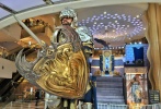 《魔兽》主题展上海开幕 莱恩国王雕像栩栩如生