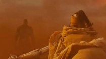《火星异种》曝片段 蟑螂人与小杉健沙漠激战