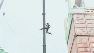 《美国队长3》拍摄直击 塞巴斯蒂安超高耸亲跳