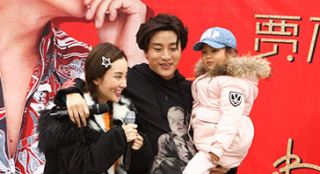 32岁贾乃亮庆生 李小璐携女儿甜馨送爱的惊喜