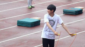 TFBOYS王源参加中考体考 跳绳做操活力十足
