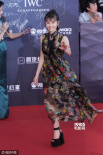 《进皇城》王子文亮相 暗色花裙高跟鞋复古优雅