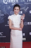 演員牛萌萌優(yōu)雅亮相紅毯 白色長筒裙盡顯高貴簡約