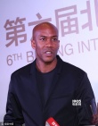 运动巨星马布里携郑秀妍亮相 西装运动裤高大威猛