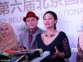 王姬霸氣亮相紅毯 低胸黑裙性感豐腴美人不老