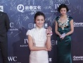 演员牛萌萌优雅亮相红毯 白色长筒裙尽显高贵简约