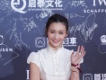 演员牛萌萌优雅亮相红毯 白色长筒裙尽显高贵简约