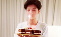 鹿晗26岁生日手捧蛋糕许愿 网友纷纷送上祝福