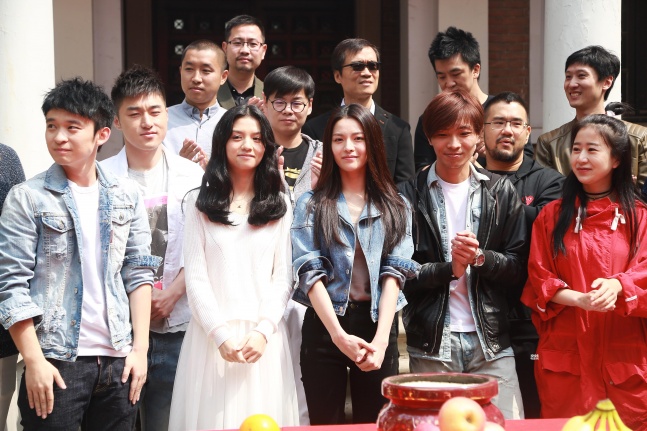 4月20日,校园疯狂喜剧电影《完全男生手册》在天津正式开机,监制