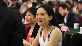 闊太王艷臉圓略發(fā)福 白裙參加活動笑容燦爛