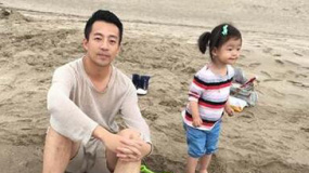 大S肚子大到寸步難行 汪小菲帶女兒海灘玩耍