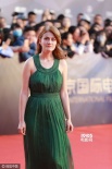 《Aferim》劇組亮相閉幕式 女主演綠裙點(diǎn)亮紅毯