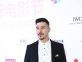 《暴力街区13》剧组 大卫·贝利帅气西装尽显魅力