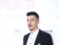 《暴力街区13》剧组 大卫·贝利帅气西装尽显魅力