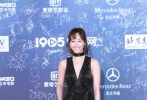 小白變成了大黑，再帶上視覺(jué)系反叛的頸箍，深V長(zhǎng)裙雖然剪裁利落，但閃亮亮刺繡裝飾一下把洋氣拉到了土氣，不倫不類(lèi)的風(fēng)格，還把自己穿老了二十歲。