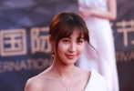 今年的時(shí)尚圈除了小臟鞋、霧霾蘭、還有一個(gè)就是裸肩膀，李菲兒把襯衫式露肩裙穿上了紅毯，還穿得回頭一笑百媚生，鎖骨的流暢線(xiàn)條在珍珠的映襯下顯得清新脫俗又不失隆重，小女生的活力和性感巧妙融合，而最棒的就是，在上樓梯時(shí)，她的超長(zhǎng)裙擺還把自己穿成了九頭身。