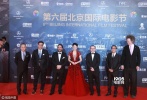 作為今年北影節(jié)主競(jìng)賽單元唯一的一位華人演員，許晴可是萬(wàn)綠叢中一點(diǎn)紅，每次評(píng)審團(tuán)集體亮相，都會(huì)帶出“所有國(guó)外大師、外國(guó)演員都是娘娘陪襯”的氣場(chǎng)。閉幕式上這身中國(guó)紅薄紗公主裙單看并沒(méi)有多么出眾、反而容易與紅毯顏色撞在一起，但許晴不怕，她有一片優(yōu)秀的電影人穿著一水兒黑西裝甘愿當(dāng)她的時(shí)尚道具。