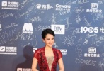 作為今年北影節(jié)主競(jìng)賽單元唯一的一位華人演員，許晴可是萬(wàn)綠叢中一點(diǎn)紅，每次評(píng)審團(tuán)集體亮相，都會(huì)帶出“所有國(guó)外大師、外國(guó)演員都是娘娘陪襯”的氣場(chǎng)。閉幕式上這身中國(guó)紅薄紗公主裙單看并沒(méi)有多么出眾、反而容易與紅毯顏色撞在一起，但許晴不怕，她有一片優(yōu)秀的電影人穿著一水兒黑西裝甘愿當(dāng)她的時(shí)尚道具。